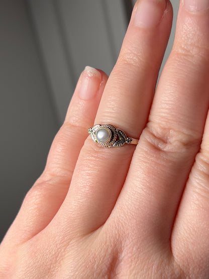 Shell Vintage Style Ring Size 7.5