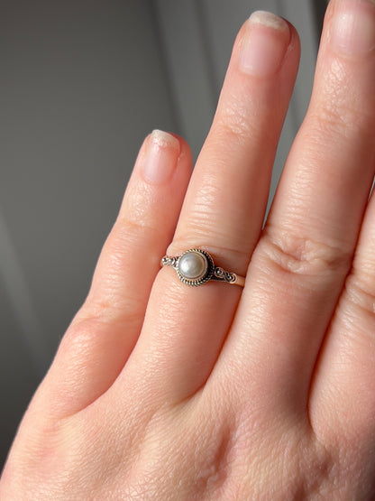 Shell Vintage Style Ring Size 9